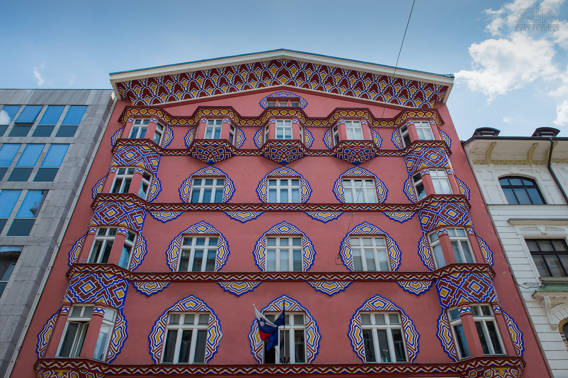 Ljubljana - Cooperative Commercial Bank Een van de mooiste, maar niet zo heel bekend gebouw in Ljubljana is het bijna surrealistisch en kleurrijke Cooperative Commercial Bank. Stefan Cruysberghs